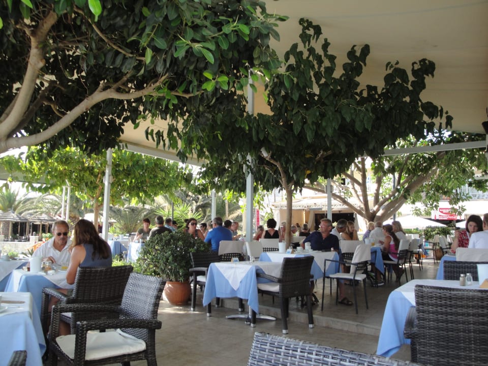 Frühstück im Freien Hotel Corissia Princess