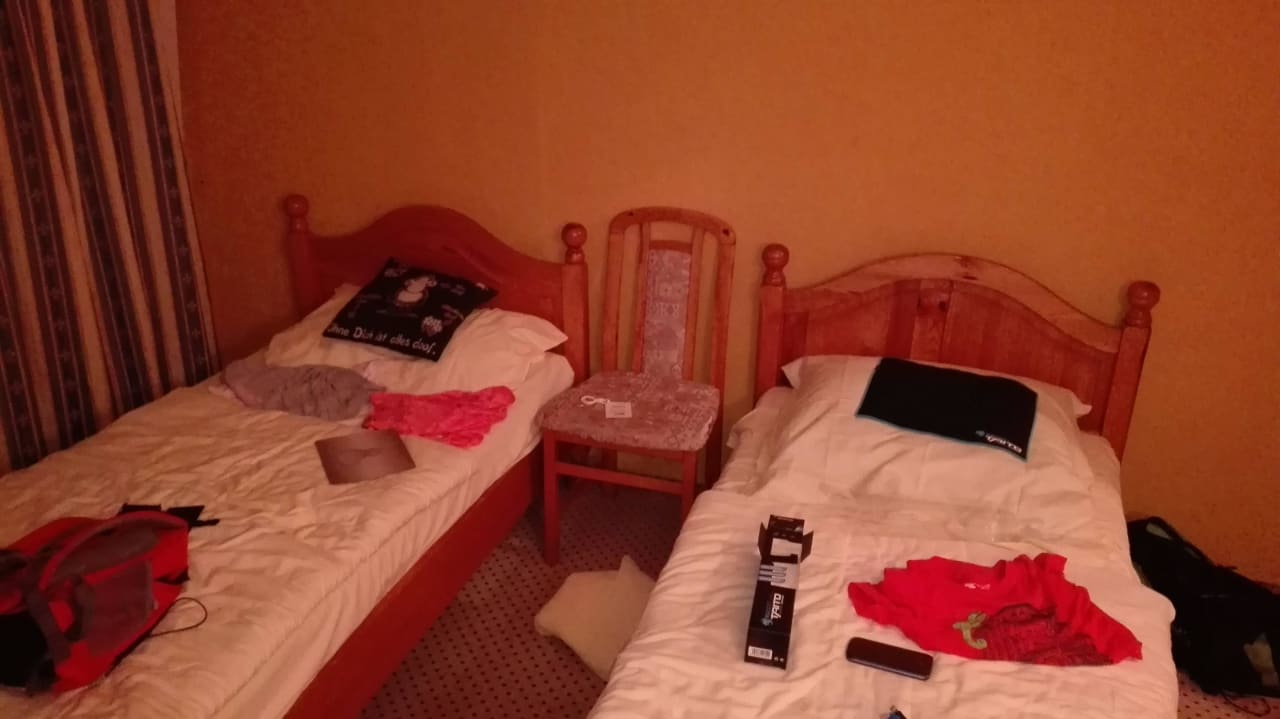 Kinderschlafzimmer nur mit 2 Betten, 1 Stuhl Landhotel Harz