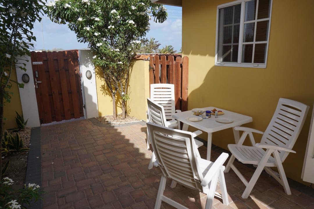 Pool mit Garten Aruba Tropic Apartments