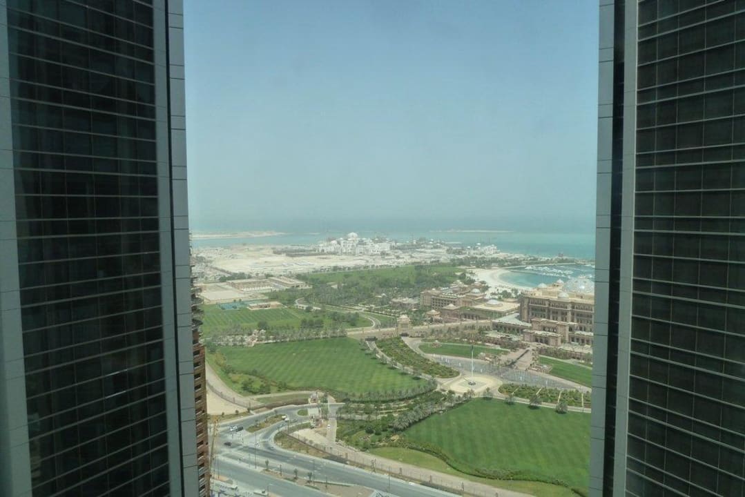 Blick vom Aufzug im 33. Stock zum Emirates Palace Conrad Abu Dhabi Etihad Towers