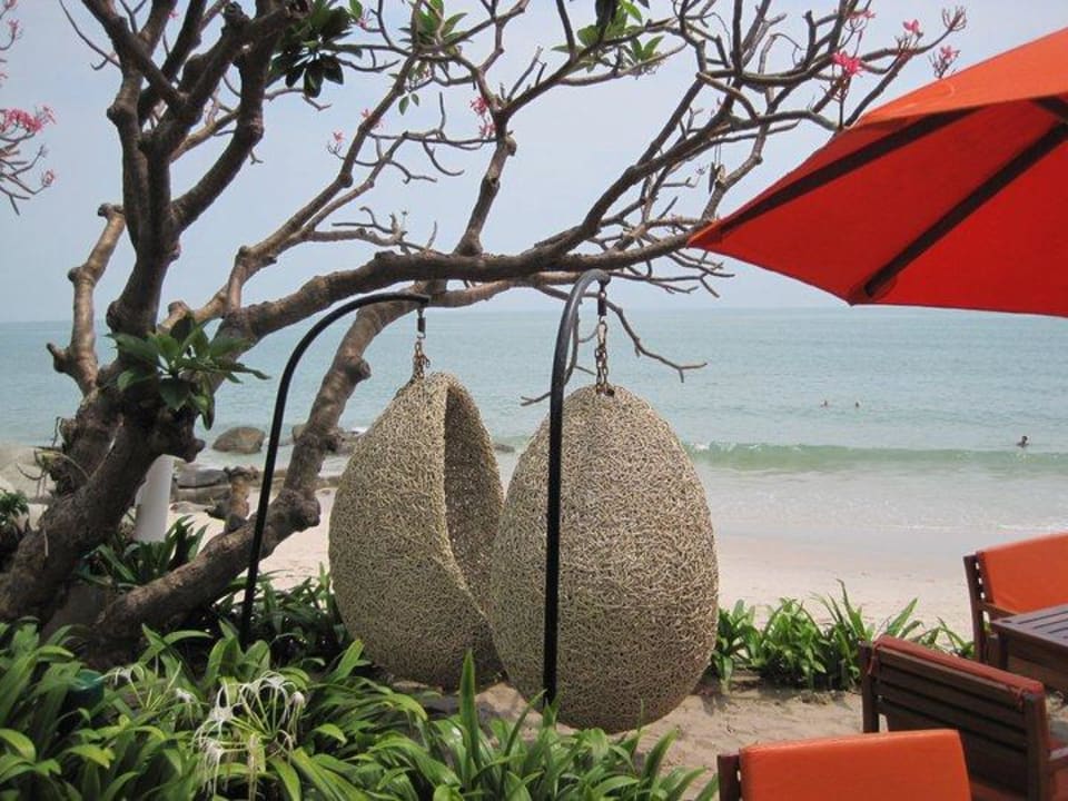 Sitzmöglichkeiten der Strandbar Hilton Hua Hin Resort & Spa