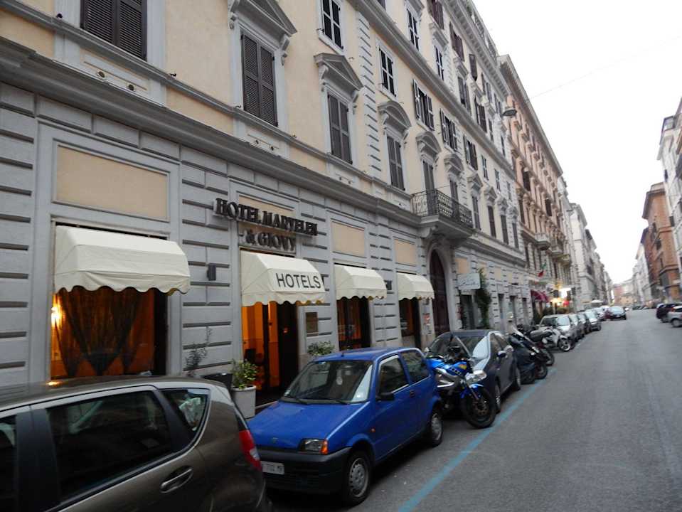 The entrance Hotel Maryelen