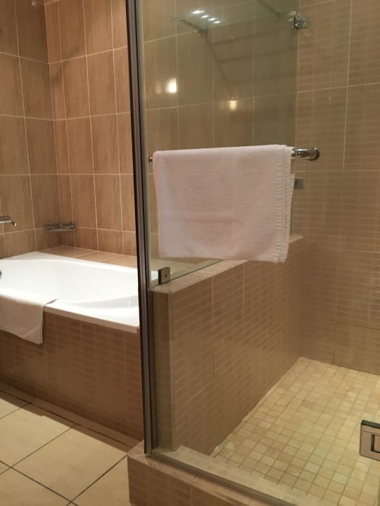 Bad mit Dusche und Badewanne The Oasis Hotel Restaurant & Spa