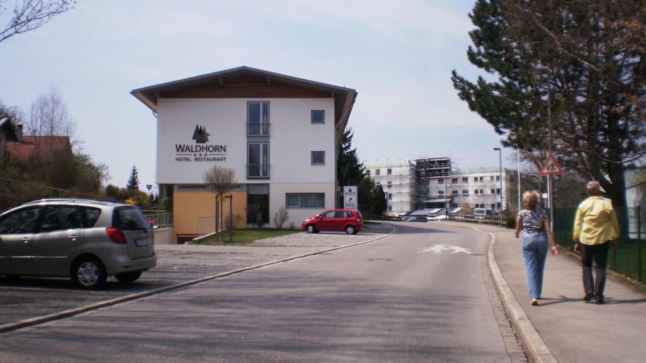 Zufahrtstr., vorne Gästehaus, Hintergrund Hotel Hotel Waldhorn