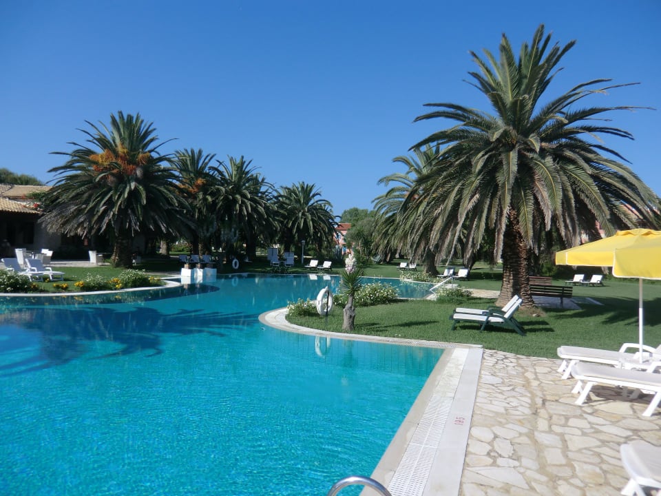 Nur ein kleiner Bereich der Poolanlage St. George's Bay Country Club
