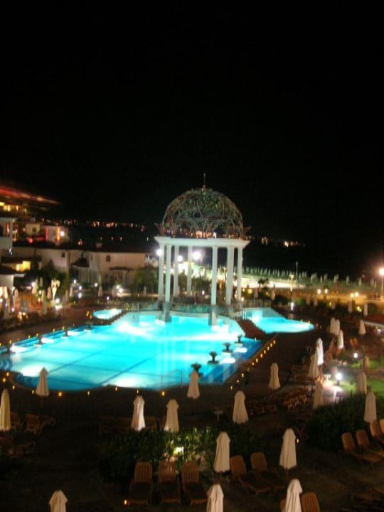 Hotelanlage am Abend Helena Park