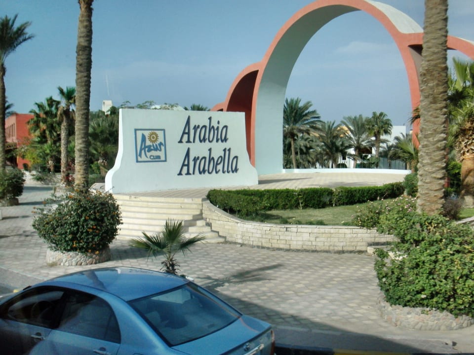 Die Einfahrt auf das Hotelgelände Arabella Azur Resort