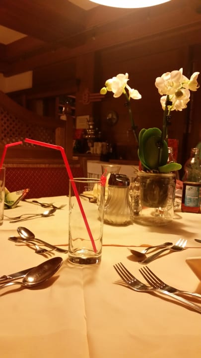 Tisch mit süßen Tieren am Glas der Kinder dekoriert Panoramagasthof-Hotel Hohe Brücke