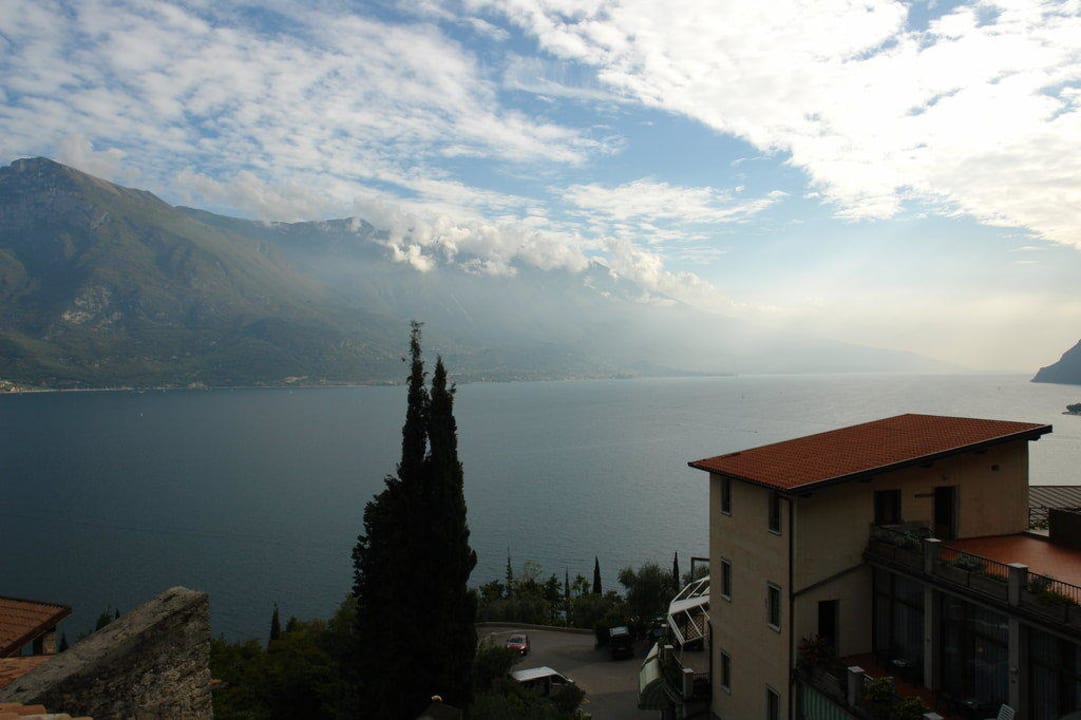 Blick von der Terrasse auf den Gardasee Centro Vacanze La Limonaia