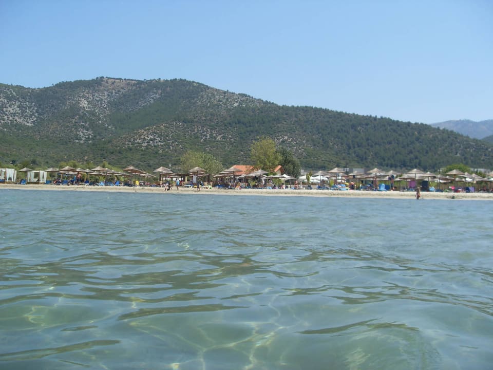 Blick vom Wasser zum Hotelstrand Alea Hotel & Suites