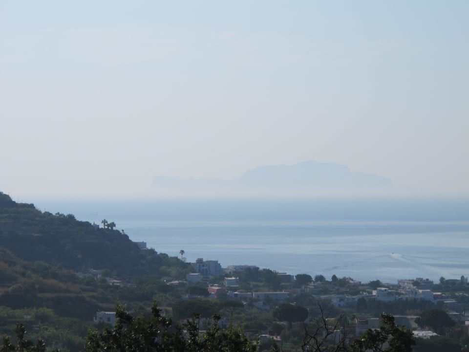 Blick Richtung S. Angelo und Capri (Im Dunst) Hotel Belvedere