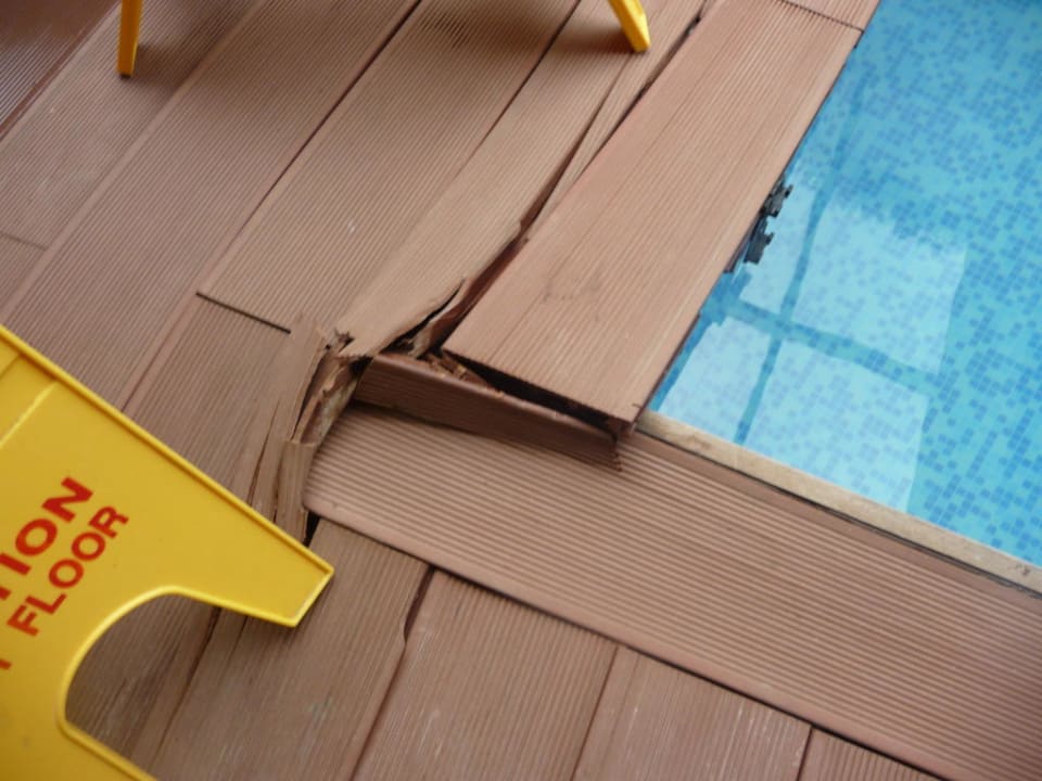 Indoorpool mit kaputten Boden db San Antonio Hotel + Spa