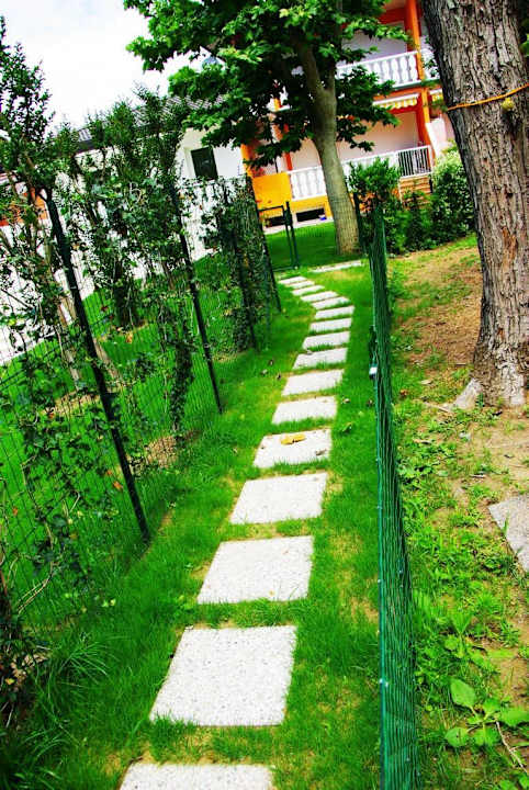 Fußweg zum Ausgang Villa Erica