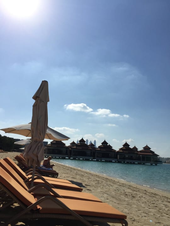 Strand mit Blick auf die Wasservillen Anantara The Palm Dubai Resort