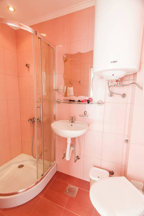 туалет и душ в двуспальном номере Rooms and apartments Milana