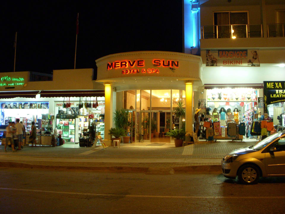 Hoteleingang bei Nacht Merve Sun Hotel & Spa