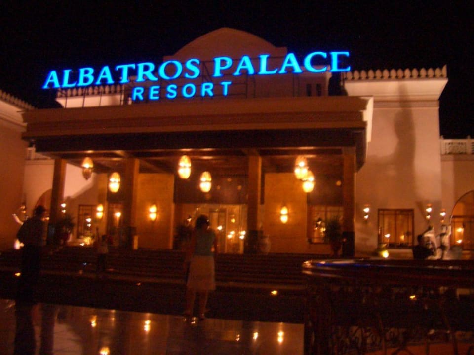 Eingang bei Nacht Pickalbatros Palace Resort