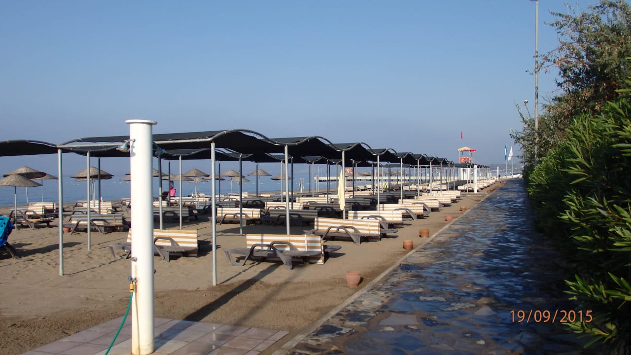 Strand am Morgen sauber und gepflegt Club Yali Hotels & Resort