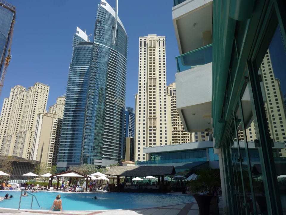 Poolanlage und im Hintergrund die Hochhäuser Hilton Dubai Jumeirah