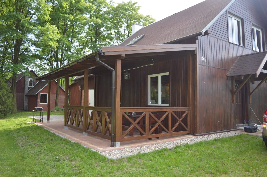 Widok domu od strony ogrodu Dom nad jeziorem