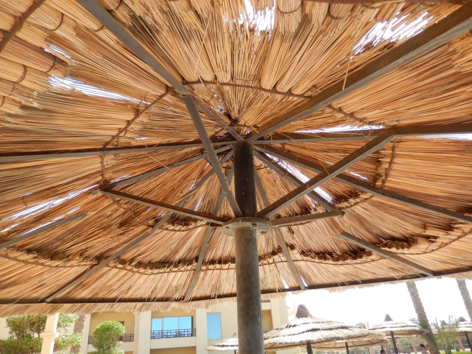 Schirm im katastrophalen Zustand Panorama Bungalows Resort El Gouna