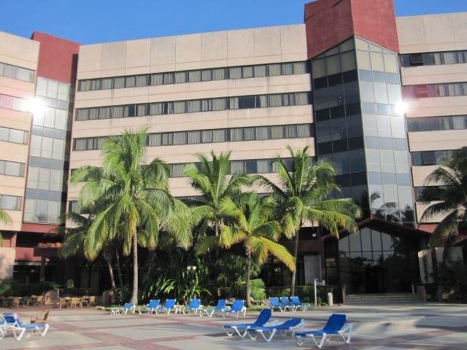 Blick vom Pool zum Hotel Memories Miramar Havana