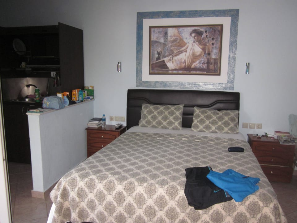 Doppelbett mit Kühlschrankecke Hotel Maistrali