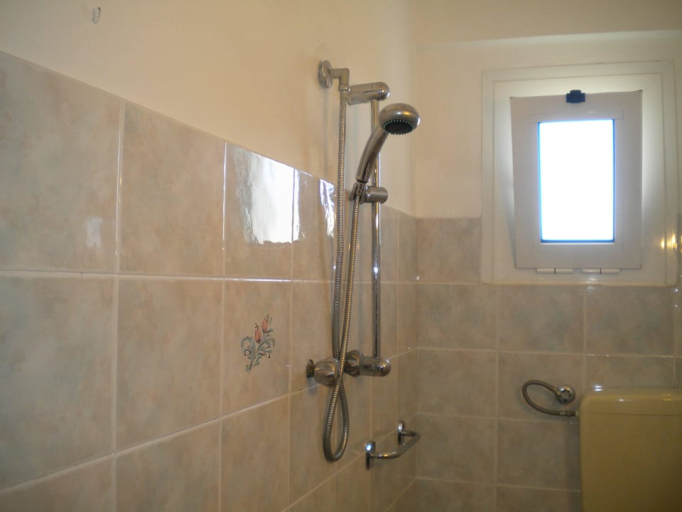 Dusche einfach an der Wand angebracht Hotel Astoria