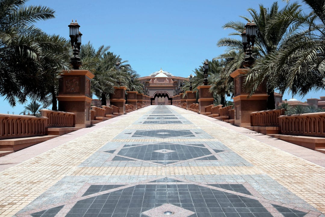 Auffahrt vom Haupttor Emirates Palace Mandarin Oriental