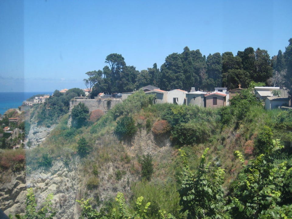 Friedhof neben dem Hotel Aldiana Club Rocca Nettuno Calabria
