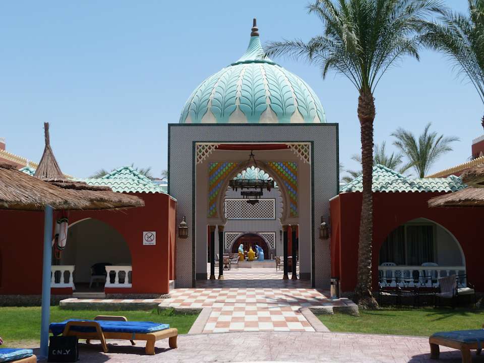 Widok z basenu Pickalbatros Alf Leila Wa Leila Resort - Neverland Hurghada