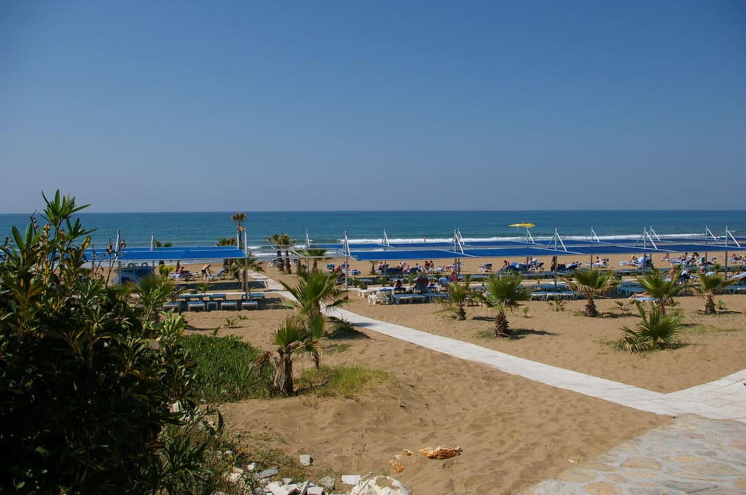 Großer breiter Sandstrand Club Grand Side