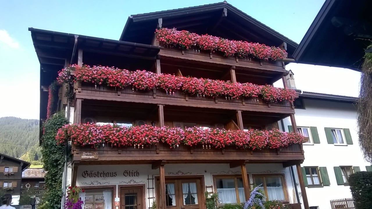 Oft fotografiert - die herrlichen Geranienbalkone. Gästehaus Stich