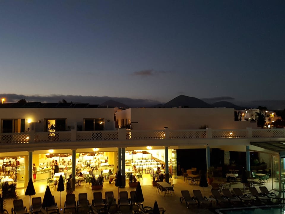 Außenansicht am Abend Hotel Las Costas