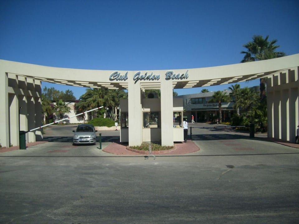 Einfahrt zum Hotel VONRESORT Golden Beach
