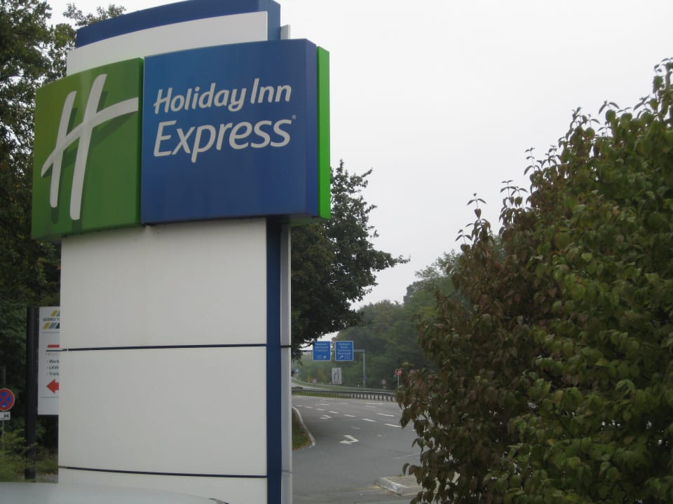 Blick zur Autobahn Holiday Inn Express Frankfurt - Airport
