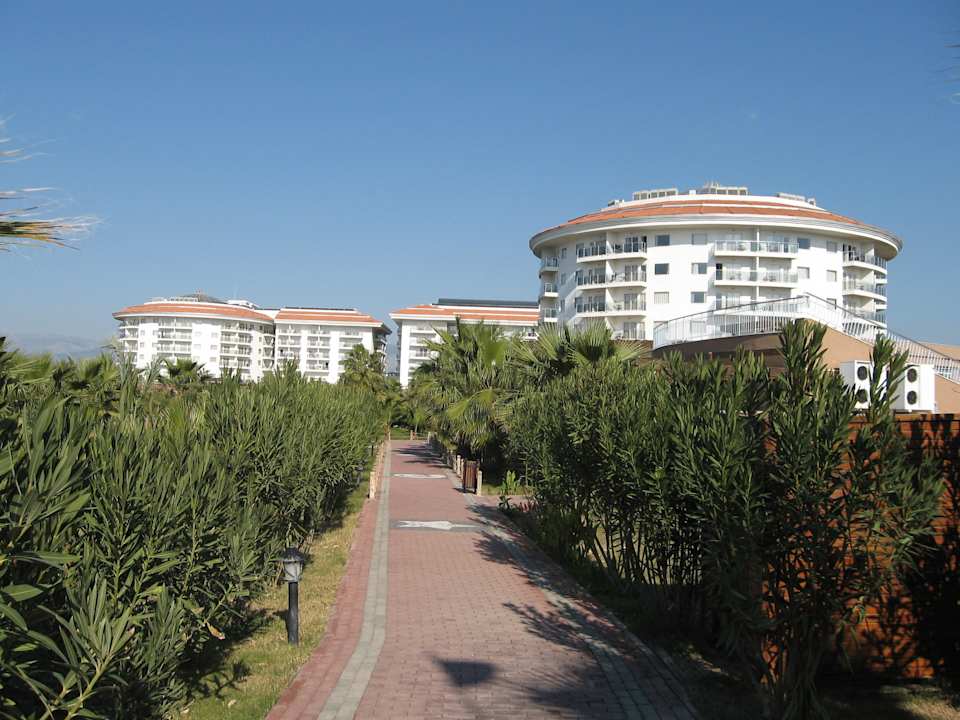 Blick vom Meer in Richtung Hotelanlage Seaden Sea World Resort & Spa