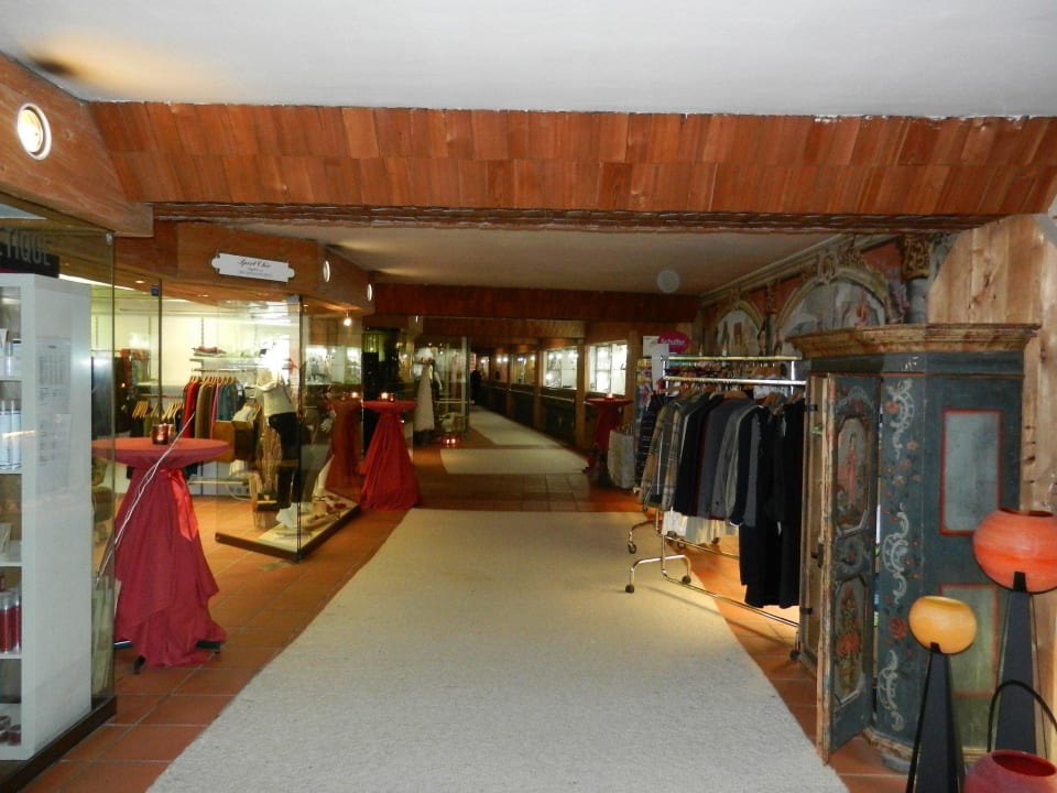 Hotel liebes Rot-Flüh - Unterirdische Ladenstrasse Wellnesshotel ...liebes Rot-Flüh