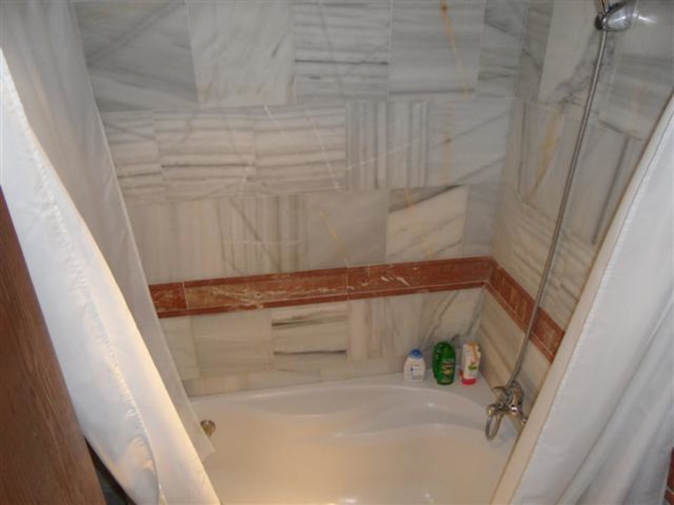 Badezimmer mit Eckbadewanne allsun Hotel Lago Playa Park