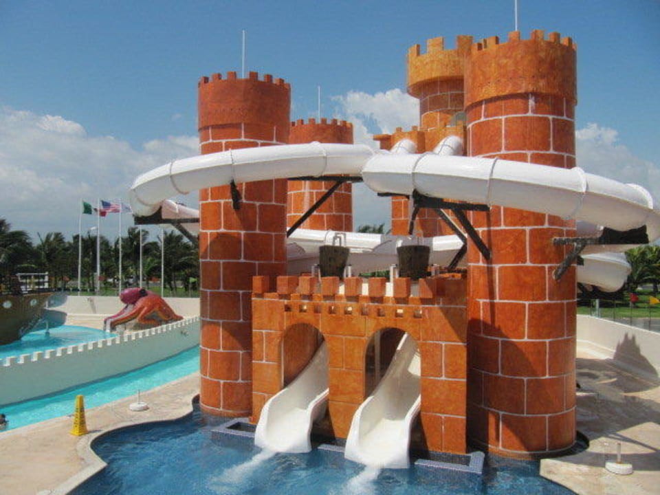 Basen ze zjeżdżalniami Seadust Cancun Family Resort