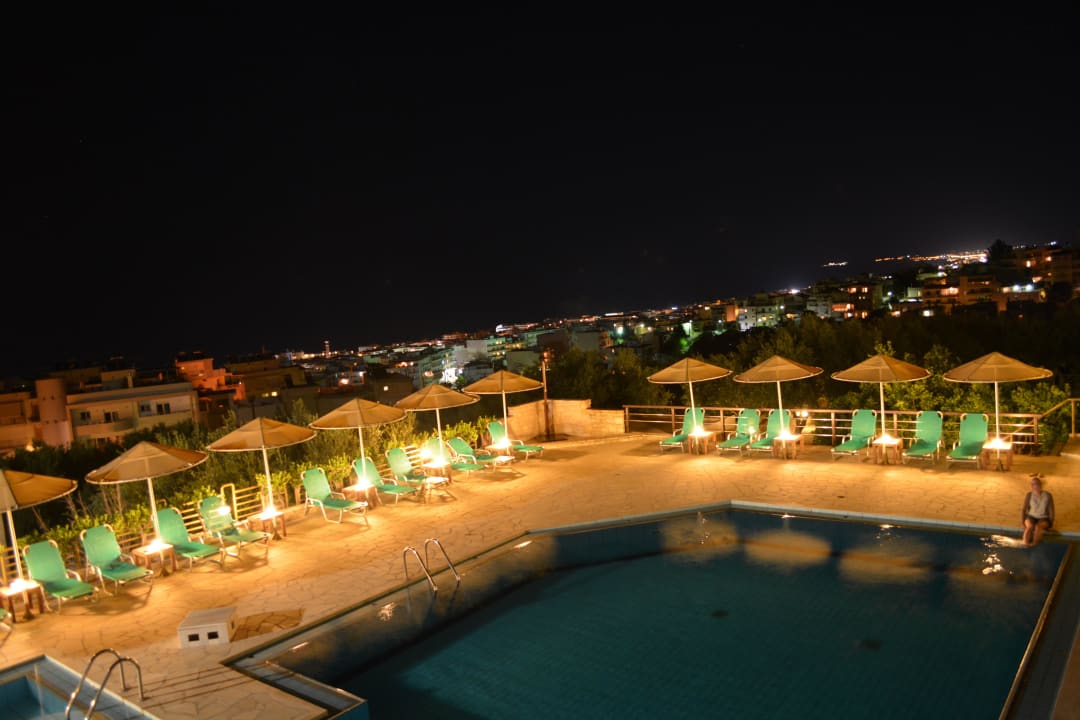 Pool in der Nacht Hotel Forest Park