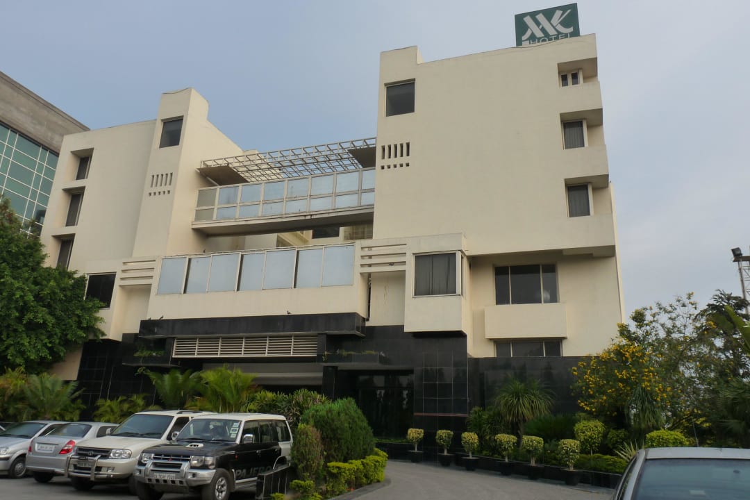 Parkplatz mit Hoteleingang M.K. Hotel