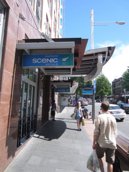 Vor dem Hotel Scenic Hotel Auckland
