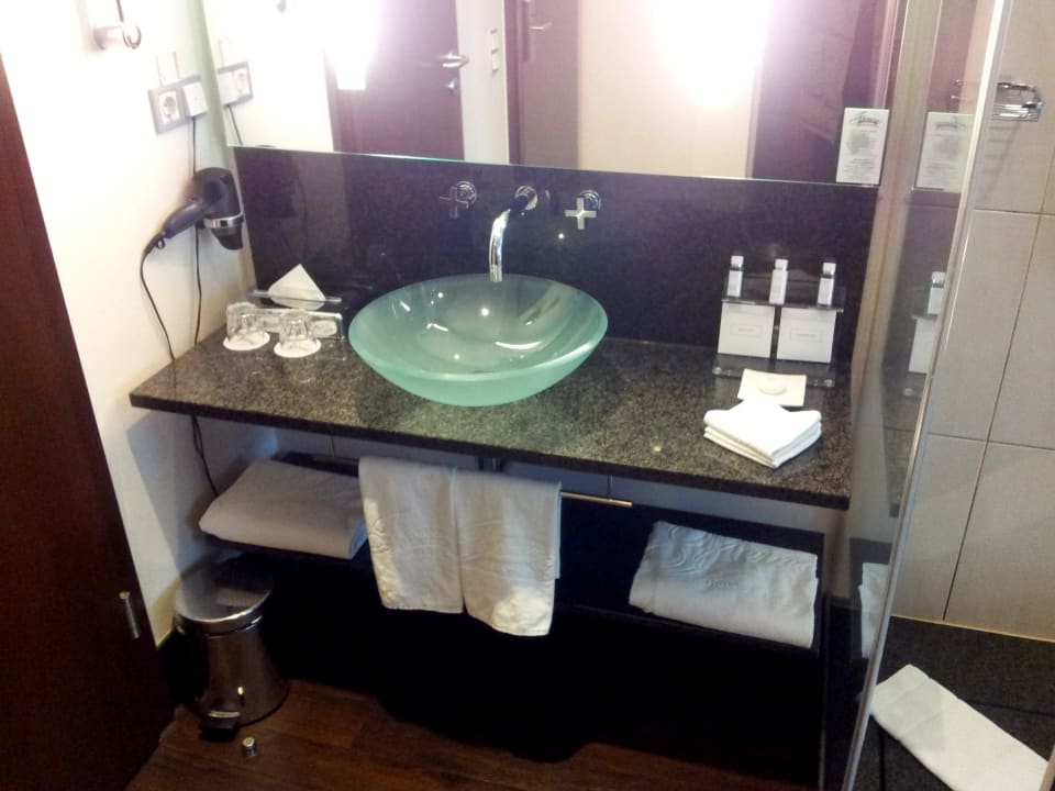 Bad im Zimmer Flemings Hotel Wien-Stadthalle