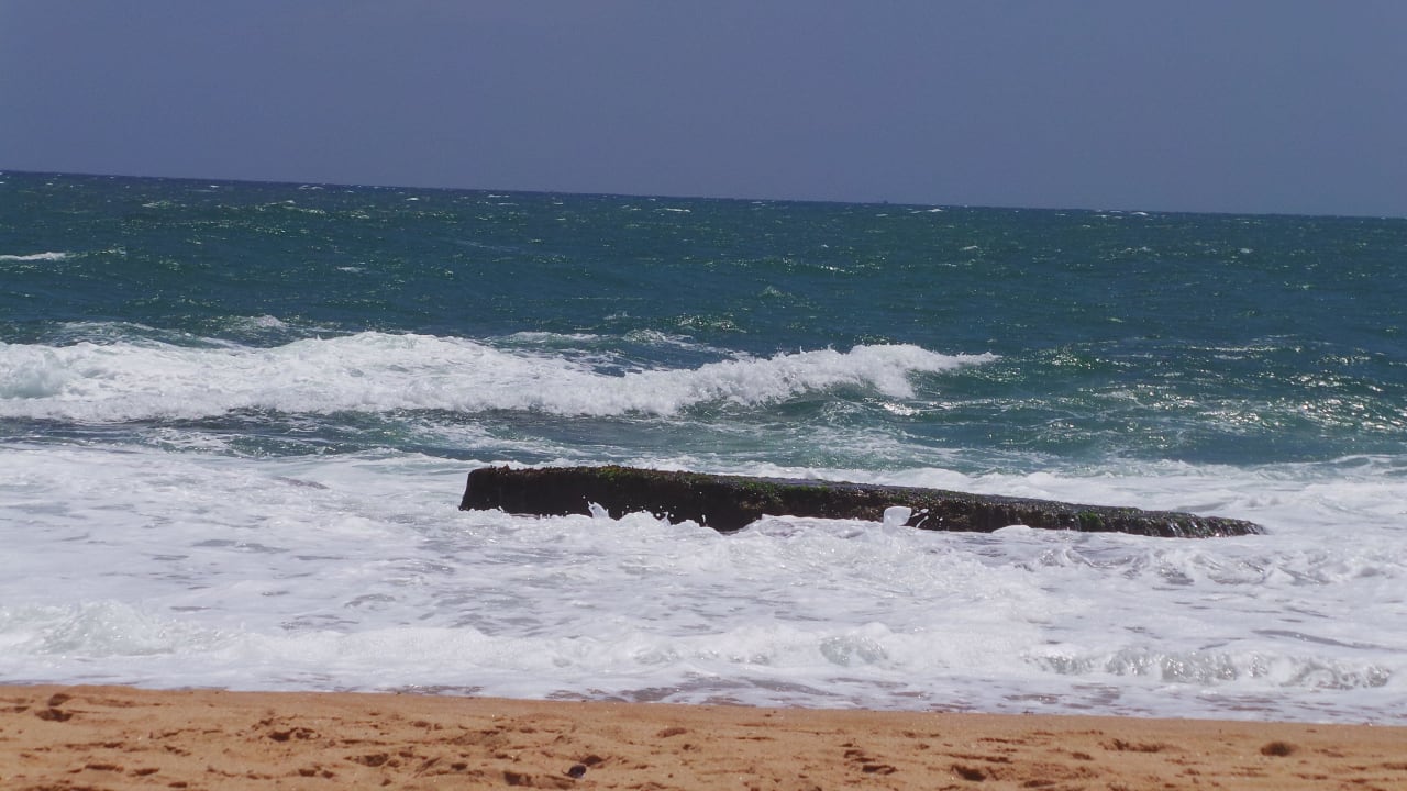 Das Meer - felsig und wellig Ibis Guesthouse