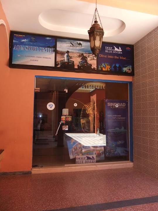 Ausflugscenter rechts neben Rezeptionseingang Pickalbatros Alf Leila Wa Leila Resort - Neverland Hurghada