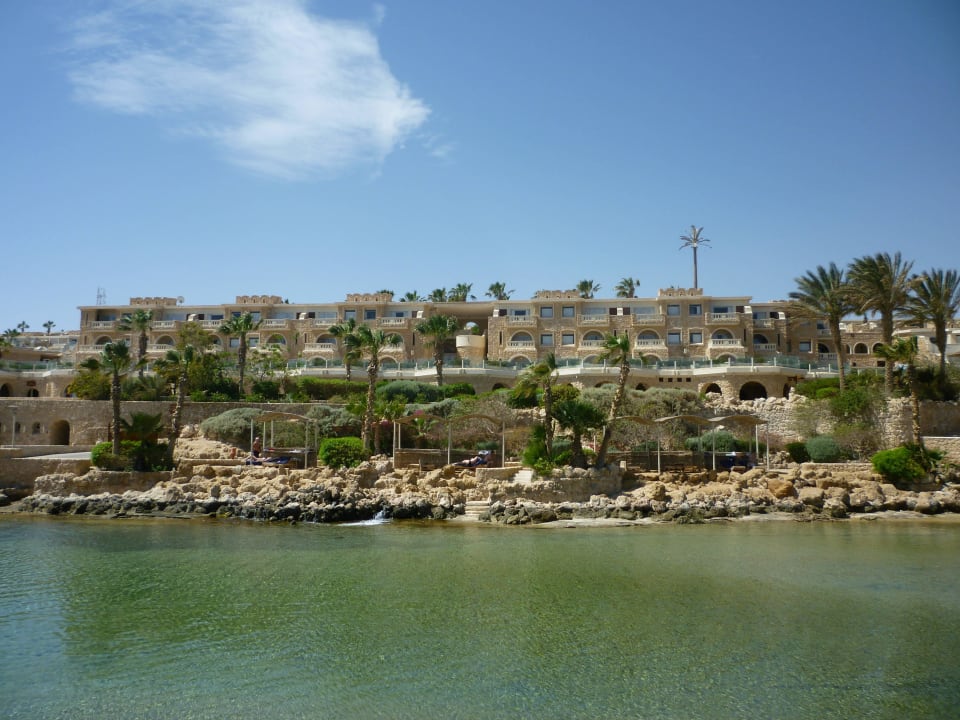 Blick vom Strand über die Lagune zum Hotel Pickalbatros Citadel Resort