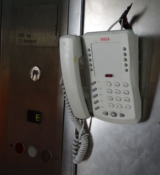 Geflicktes Notfalltelefon im Fahrstuhl Siva Golden Bay Makadi