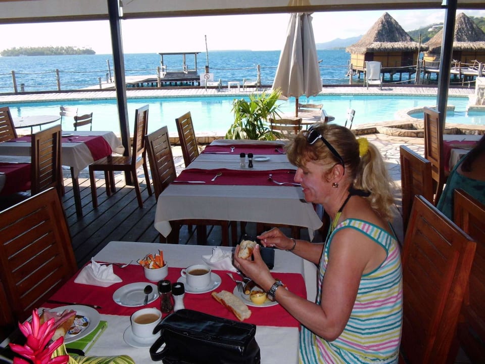 Frühstück mit Blick auf Meer + Pool Hotel Raiatea Hawaiki Nui