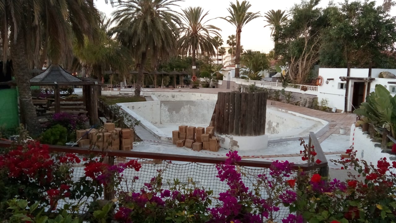 Bauarbeiten am Pool  HL Miraflor Suites Hotel